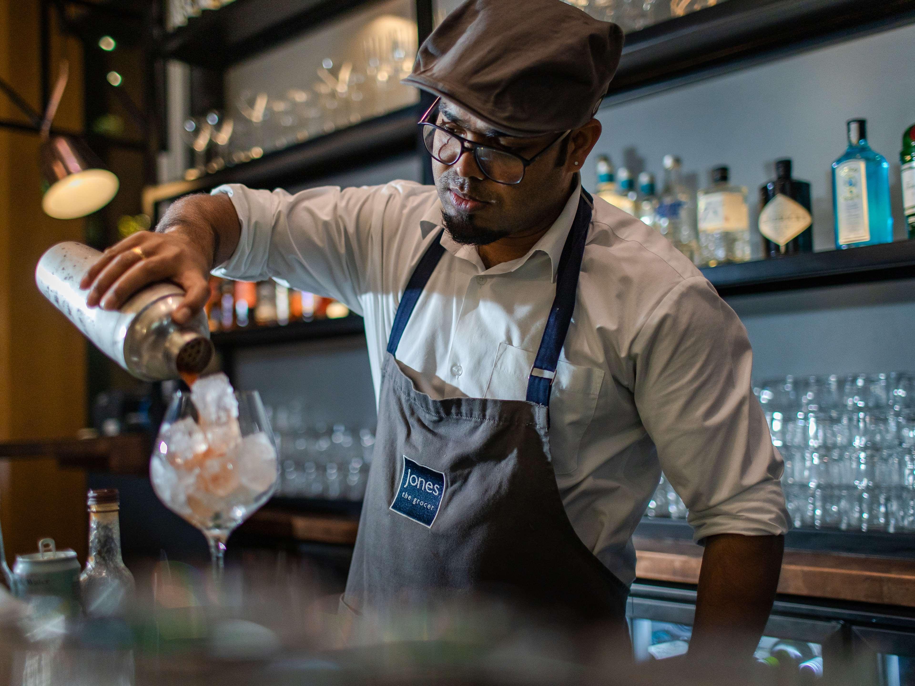 Hilton Dubai Palm Jumeirah Esterno foto A bartender at work