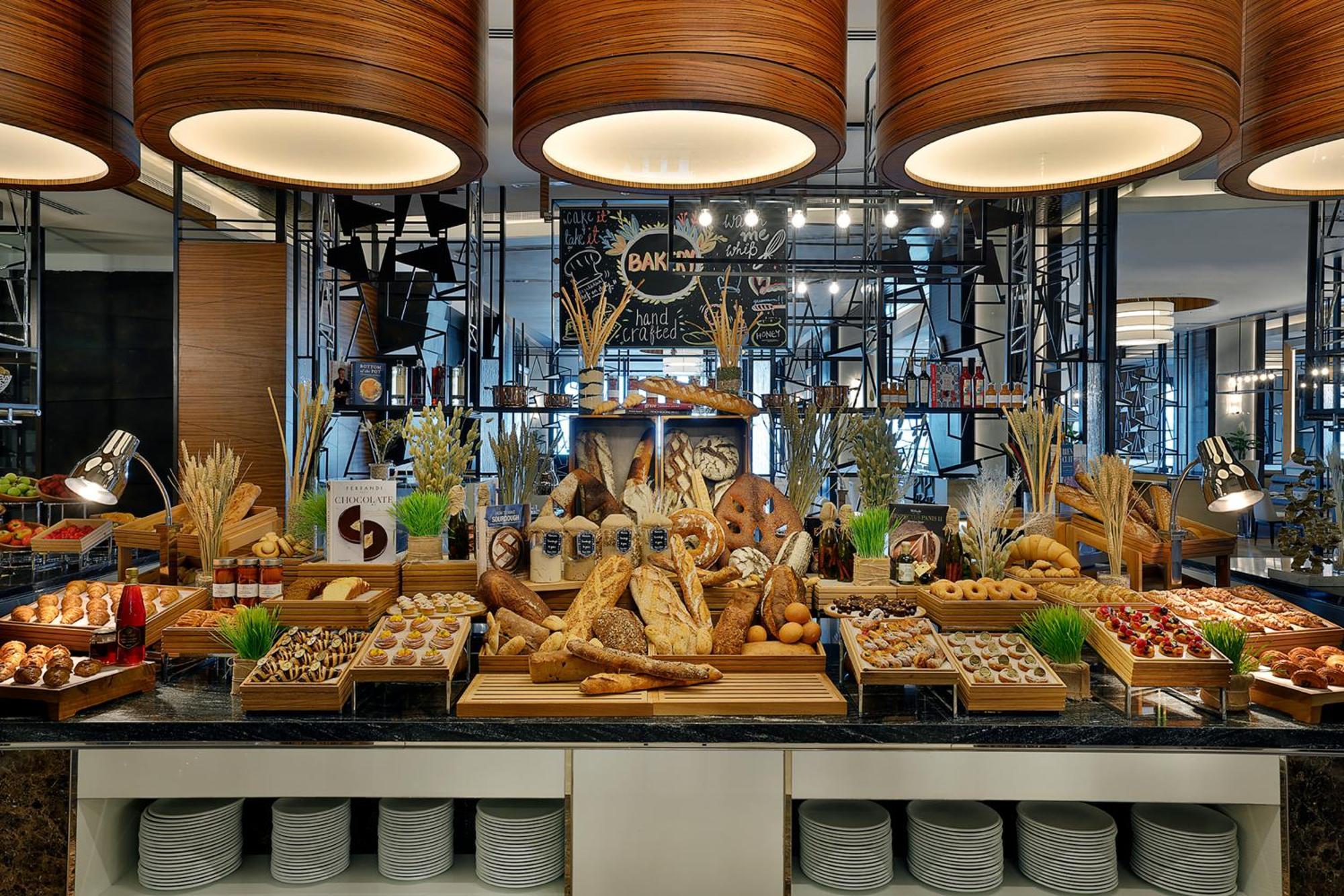 Hilton Dubai Palm Jumeirah Esterno foto Bread station at a buffet